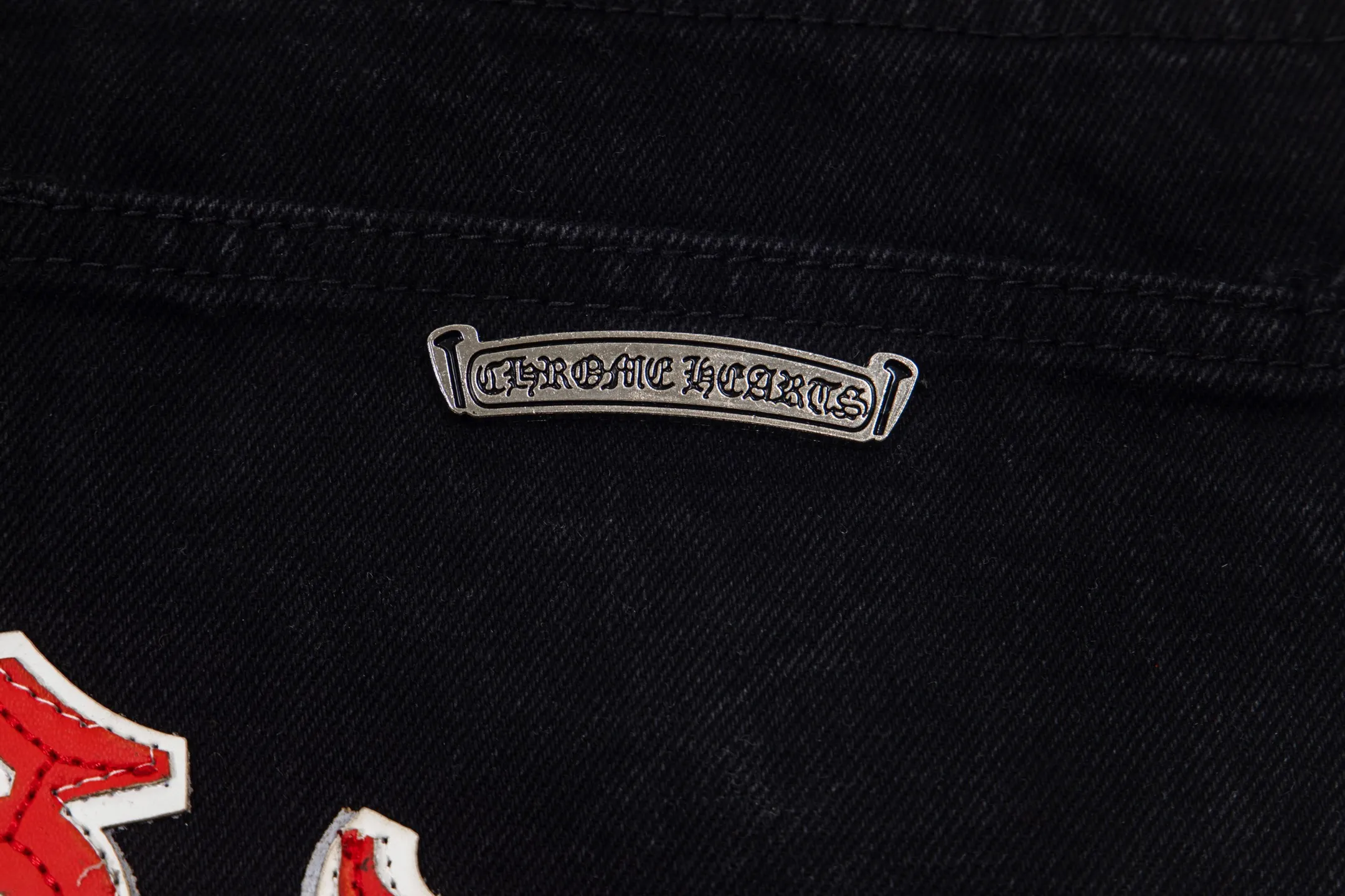 P260 Chrome Hearts Black Pants Sanskrit Red and White Patch Leather Jeans CH jeans need to be washed before being dismantled and then hand-stitched with sheepskin cross leather and then spliced ​​together. The whole piece has too many craftsmanship to explain. The patches are decorated with cross patterns and the high-waisted washed jeans! ! Absolutely high-end luxury products, god-level single products and super popular products, made with top heavy industry, a must-see magic weapon. Customized hardware. The fabric is thick and soft after washing. It has good breathability. Customized small leather label. Unique design. The details are simple and elegant, and the workmanship is exquisite. The entire trousers are neatly routed and the details are in place! It’s so cool that both men and women can easily control the genderless trend! Style number: 1872# Color: black Size: 28 30 32 34